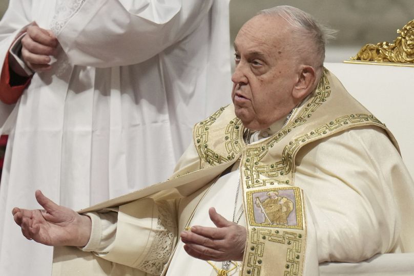 Le pape François préside la messe du réveillon de Noël dans la basilique Saint-Pierre au Vatican, le mardi 24 décembre 2024.