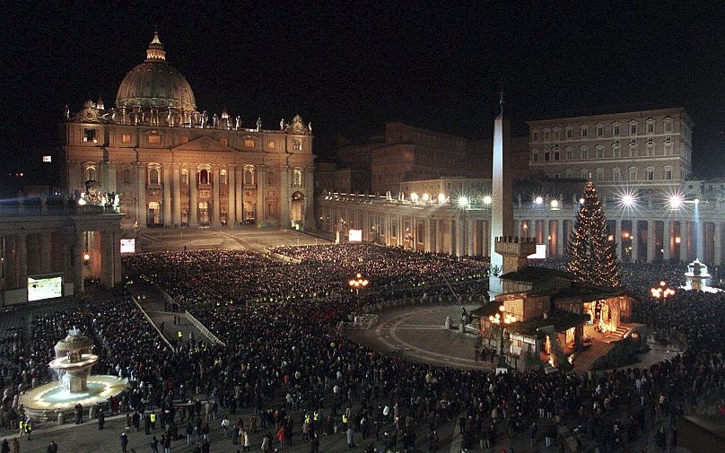 Place Saint-Pierre construite en 1999 pour le anniversaire ordinaire de 2000 de Papa Giovanni Paolo II