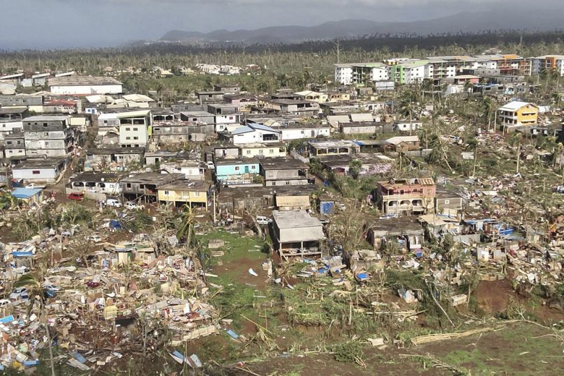 Photo de la Sécurité civile montrant une partie du territoire français de Mayotte dans l'océan Indien, après que l'île ait été frappée par son pire cyclone depuis près d'un siècle.