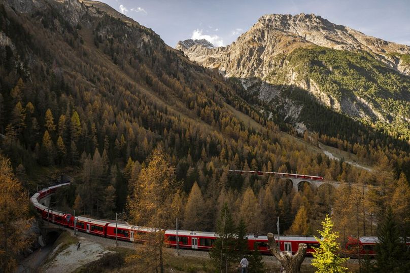 Un train des Chemins de fer rhétiques (RHB) est en passe d'établir le record du monde du train de voyageurs le plus long.