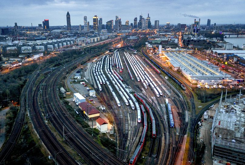 Les trains sont garés devant la gare centrale de Francfort, en Allemagne.