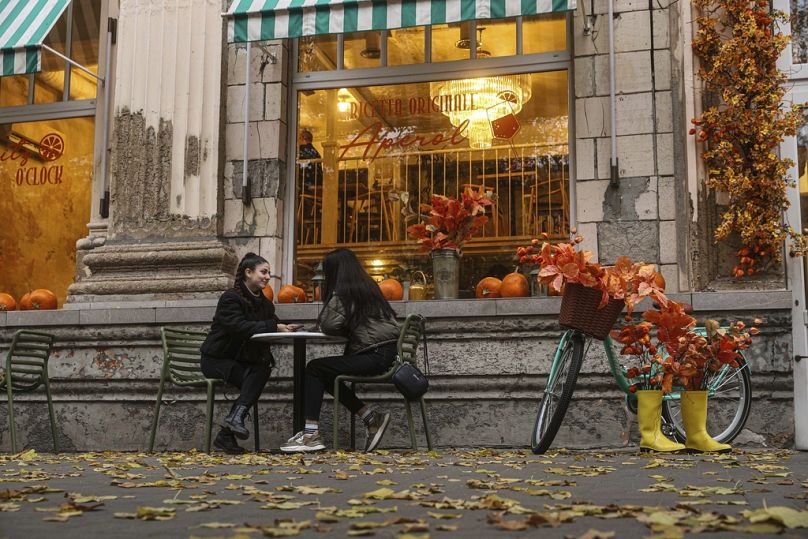 Des femmes parlent devant un café du centre de Zaporizhzhia, novembre 2024