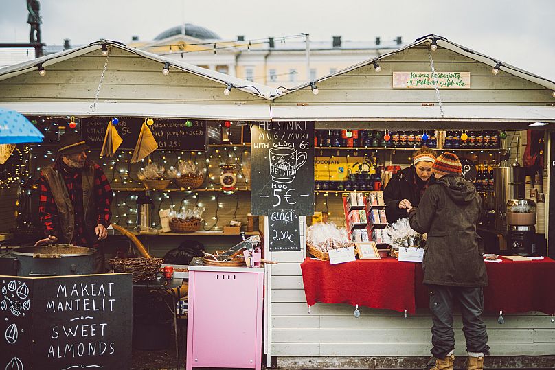 Les stands festifs du marché de Noël d'Helsinki