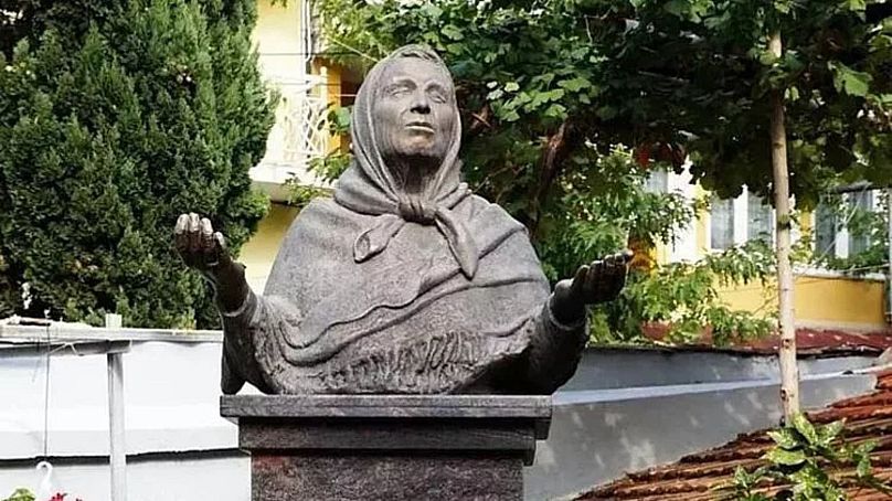 Un monument dédié à la devin emblématique dans la cour de sa maison transformée en musée à Petrich, en Bulgarie