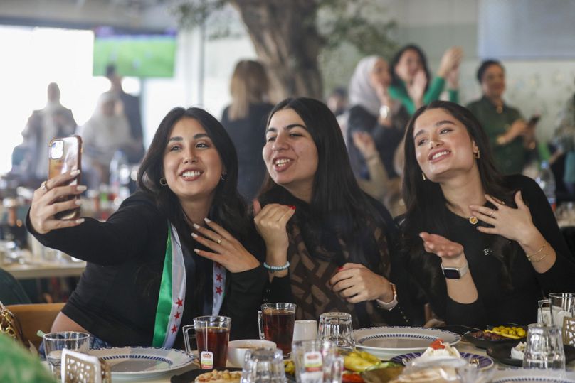 Une Syrienne avec un foulard aux couleurs de 