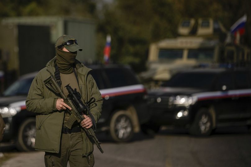 Un soldat russe se tient à côté d'un convoi militaire russe alors qu'il se déplace le long d'une route près de la ville méditerranéenne de Tartous, en Syrie, le lundi 16 décembre 2024.