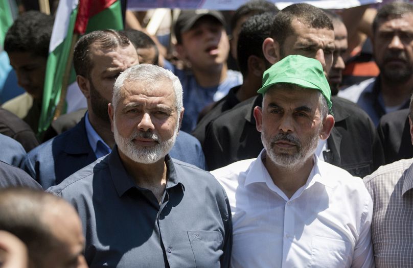 DOSSIER : Le chef du bureau politique du Hamas, Ismail Haniyeh, à gauche, et le chef du Hamas dans la bande de Gaza, Yahya Sinwar, assistent à une manifestation dans la ville de Gaza, le 26 juin 2019.