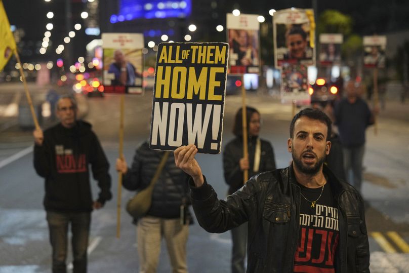 DOSSIER – Des manifestants israéliens devant le siège du ministère de la Défense à Tel Aviv, en Israël, appellent le Hamas à libérer les otages le mardi 17 décembre 2024. 