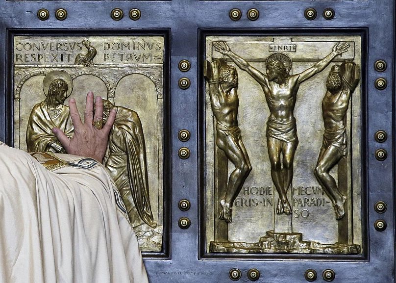 Le pape François poussant la porte sainte en 2015