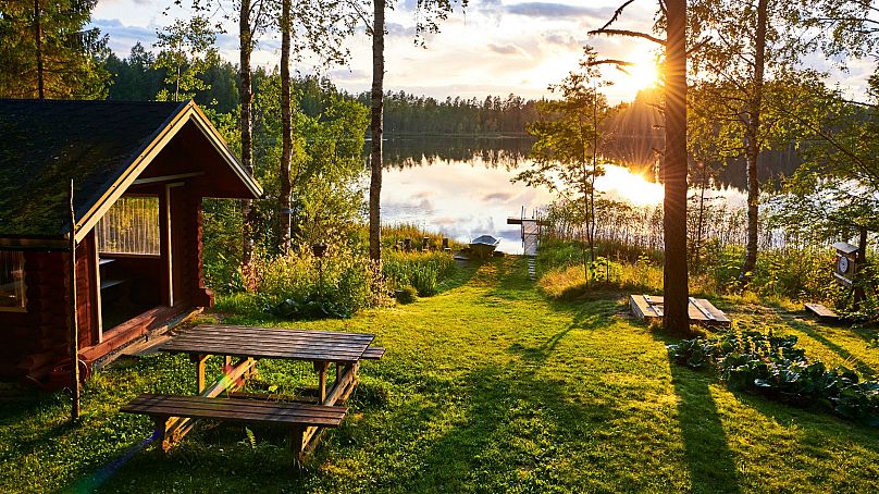 Une table de pique-nique accueillante en Finlande pour des vacances d'été tranquilles