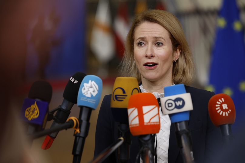 La chef de la politique étrangère de l'UE, Kaja Kallas, s'entretient avec les médias alors qu'elle arrive pour un sommet de l'UE au bâtiment du Conseil européen à Bruxelles, le 19 décembre 2024.