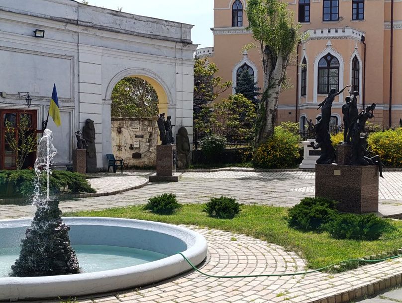 Statues dans le jardin du Musée littéraire d'Odessa