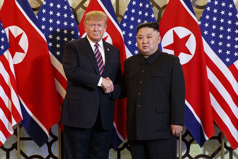 Le président américain Donald Trump pose avec le dirigeant nord-coréen Kim Jong Un pour une photo à Hanoï, le 27 février 2019.