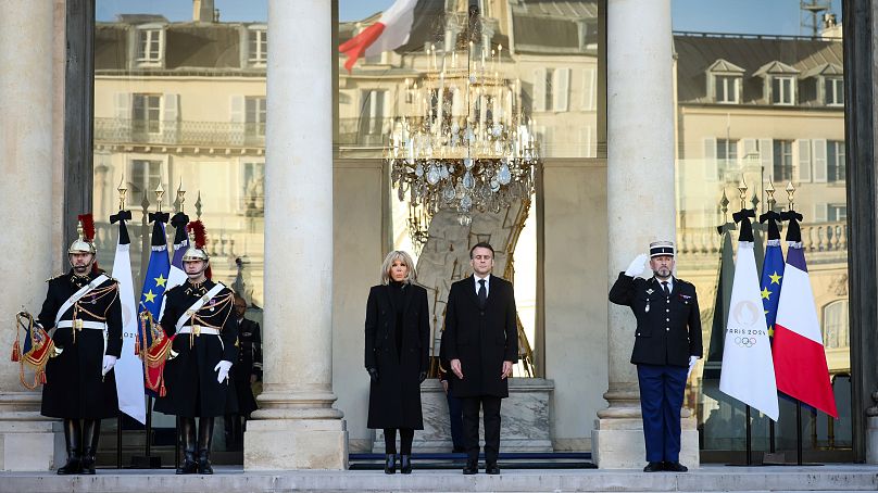 Le président français Emmanuel Macron et son épouse Brigitte Macron observent une minute de silence le lundi 23 décembre 2024 à l'Elysée.