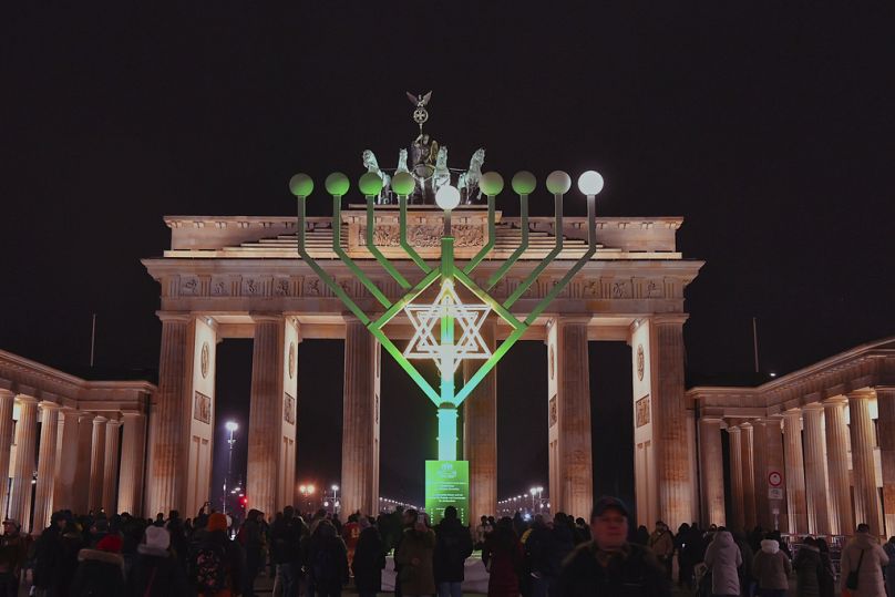 La première lumière brille sur la menorah de Hanoukka devant la porte de Brandebourg à Berlin le mercredi 25 décembre 2024.