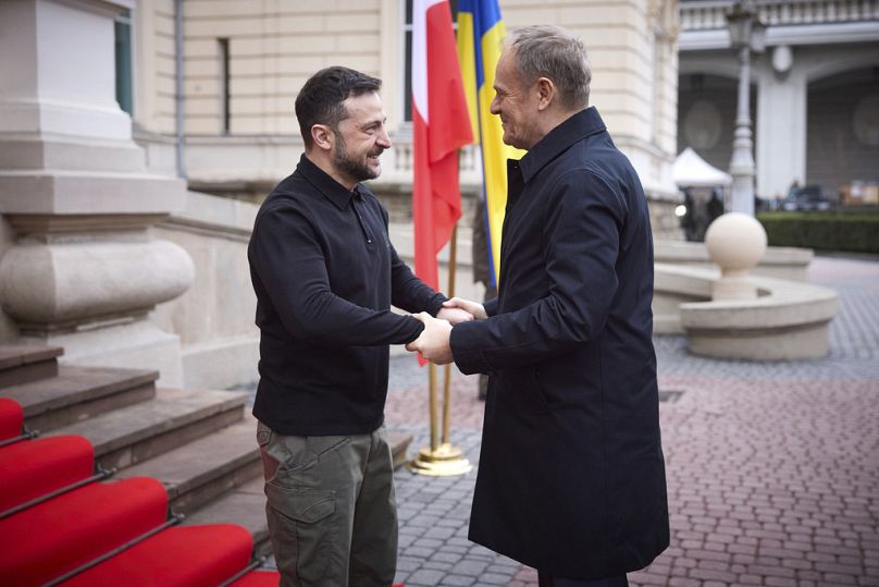 Le président ukrainien Volodymyr Zelenskyy, à gauche, serre la main du Premier ministre polonais Donald Tusk à Lviv, en Ukraine, le mardi 17 décembre 2024.