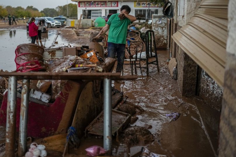 Un homme nettoie sa maison touchée par les inondations à Utiel, en Espagne.