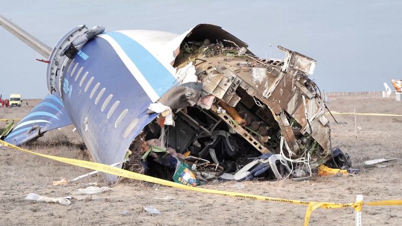 L'épave de l'Embraer 190 d'Azerbaïdjan Airlines repose au sol près de l'aéroport d'Aktau, au Kazakhstan, le mercredi 25 décembre 2024.