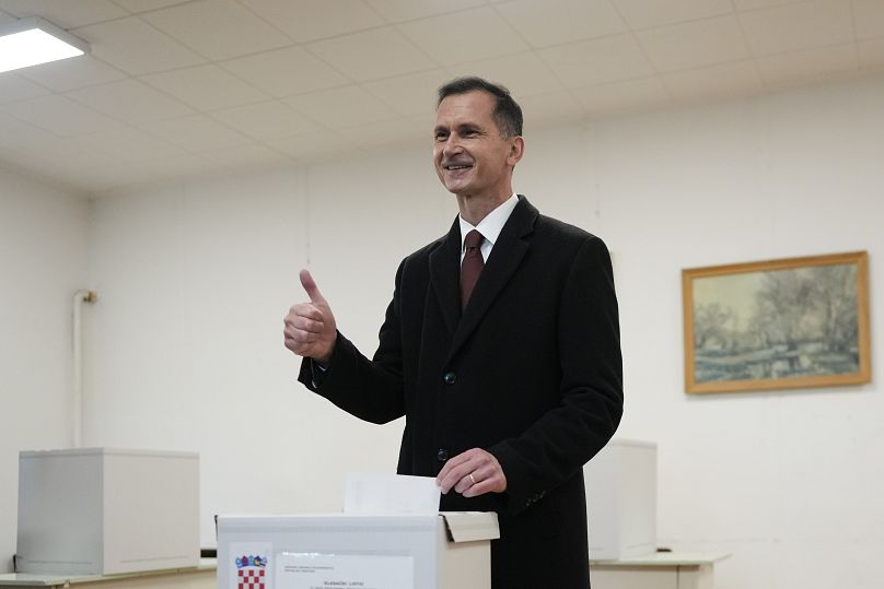 Le candidat du HDZ, Dragan Primorac, vote dans un bureau de vote à Zagreb, le 29 décembre 2024.