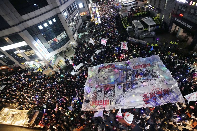 Des manifestants réclament la destitution du président sud-coréen Yoon Suk Yeol à Séoul, en Corée du Sud, le vendredi 13 décembre 2024.