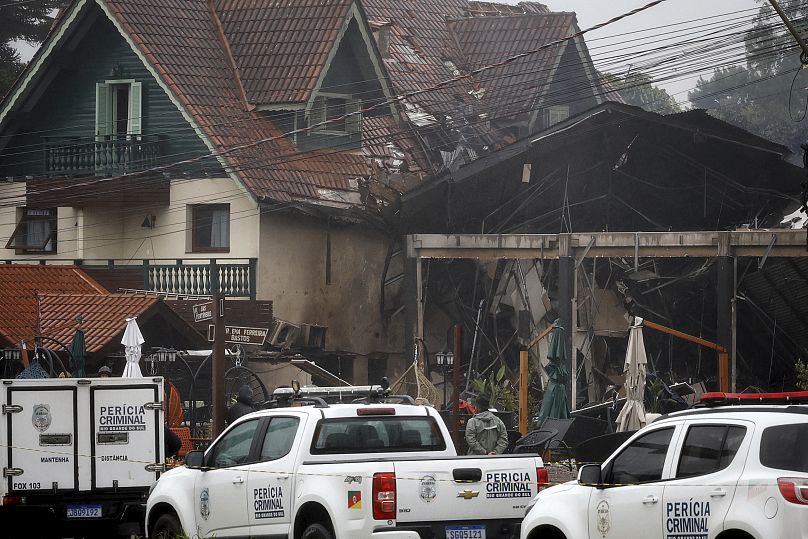 La police boucle les maisons touchées par un avion à Gramado, le 22 décembre 2024