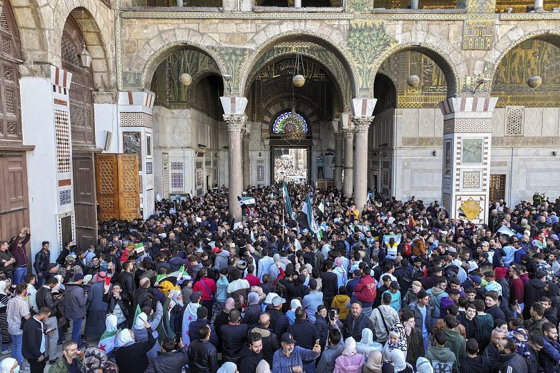 Des Syriens se rassemblent devant la mosquée des Omeyyades pour assister aux premières prières du vendredi depuis l'éviction de Bachar al-Assad à Damas, le 13 décembre 2024.