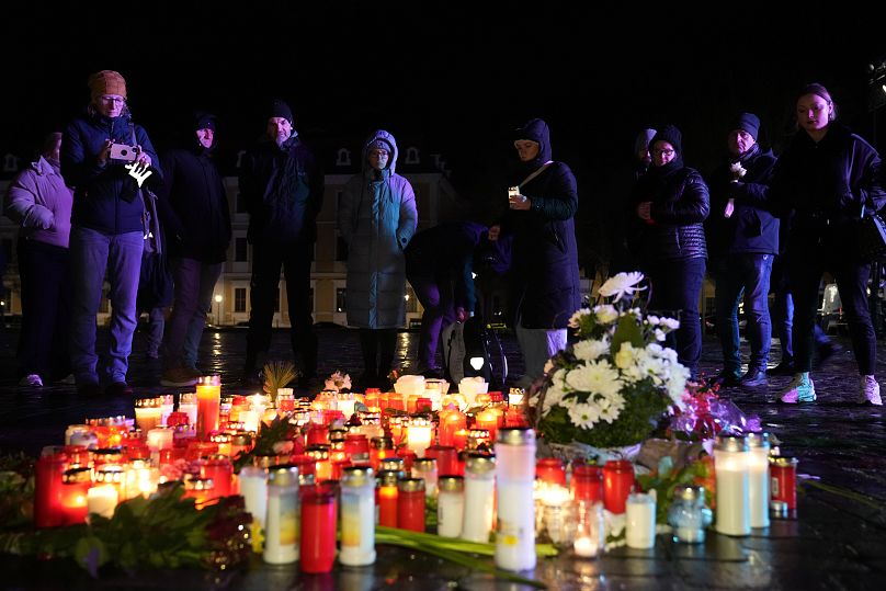 Des gens allument des bougies devant la cathédrale de Magdebourg après un service commémoratif pour les victimes de l'attaque du marché de Noël de vendredi, le 21 décembre 2024.