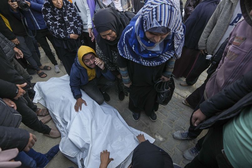 Corps d'une victime d'une frappe israélienne sur le point d'être enterré devant l'hôpital des martyrs d'Al-Aqsa à Deir al-Balah, le dimanche 22 décembre 2024.