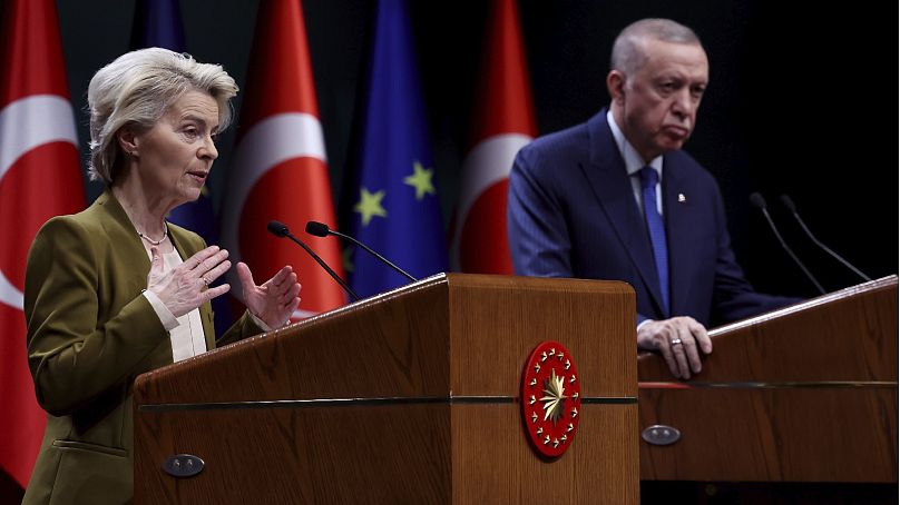 La présidente de la Commission européenne, Ursula von der Leyen, à gauche, avec le président turc Recep Tayyip Erdogan lors d'une conférence de presse conjointe à Ankara, le 17 décembre 2024.