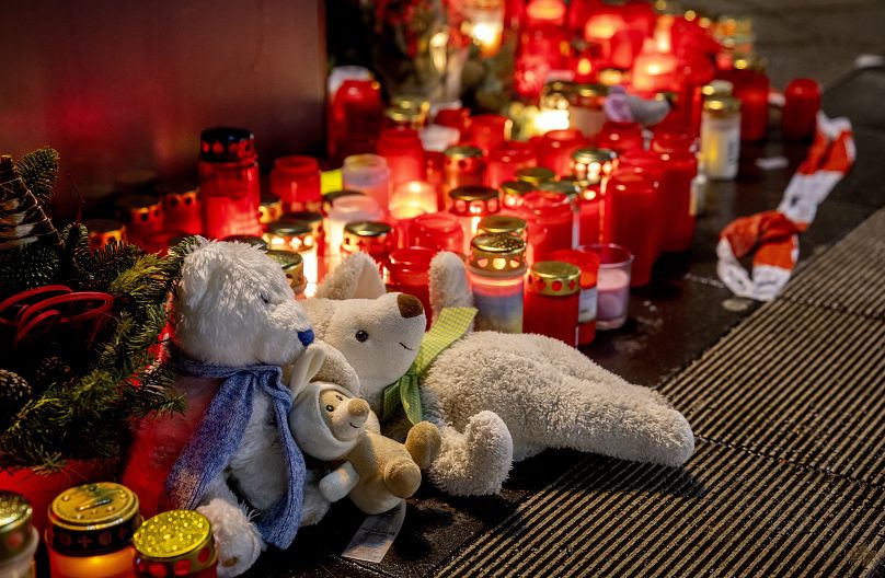 Ours en peluche posés avec des bougies près du marché de Noël de Magdebourg, le 22 décembre 2024