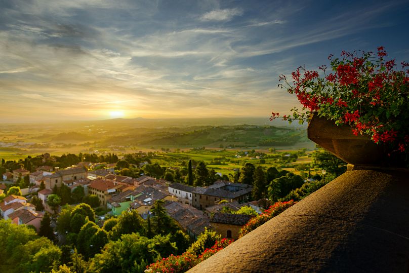 Bertinoro est connu comme le Balcon de la Romagne pour ses vues élevées sur les deux villes les plus proches, Forlì et Cesena, et jusqu'à la mer. 