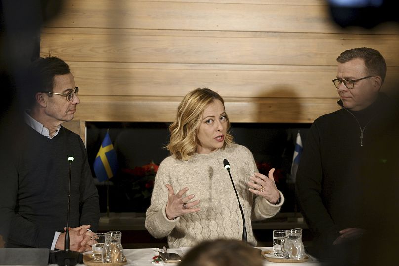 La Première ministre italienne Giorgia Meloni s'exprime lors d'une conférence de presse lors du sommet Nord-Sud en Finlande.