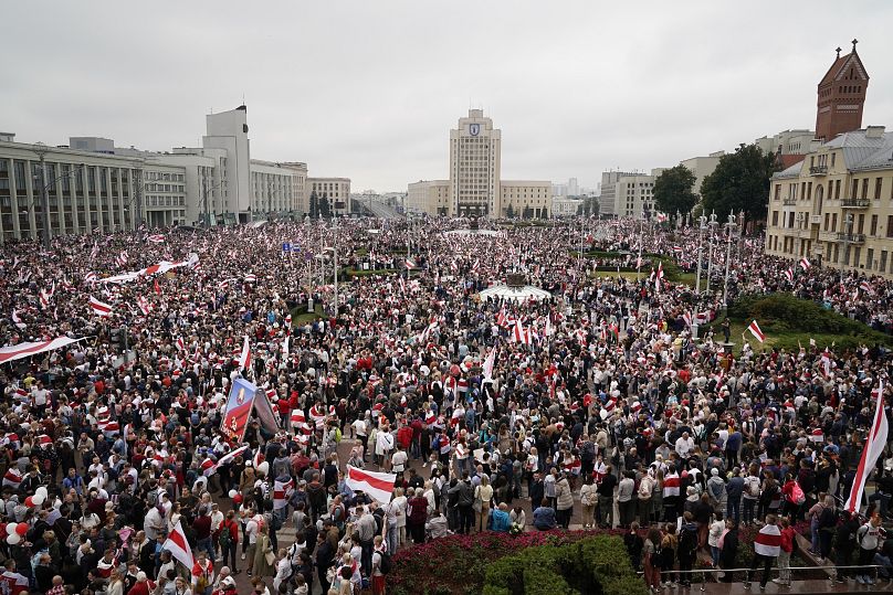 Des partisans de l'opposition biélorusse se rassemblent sur la place de l'Indépendance à Minsk, le 23 août 2020.