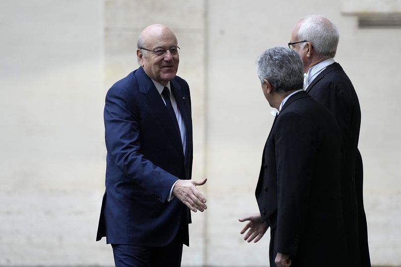 Le Premier ministre libanais Najib Mikati, à gauche, arrive dans la cour Saint-Damaso pour une audience privée avec le pape François, le 13 décembre 2024.