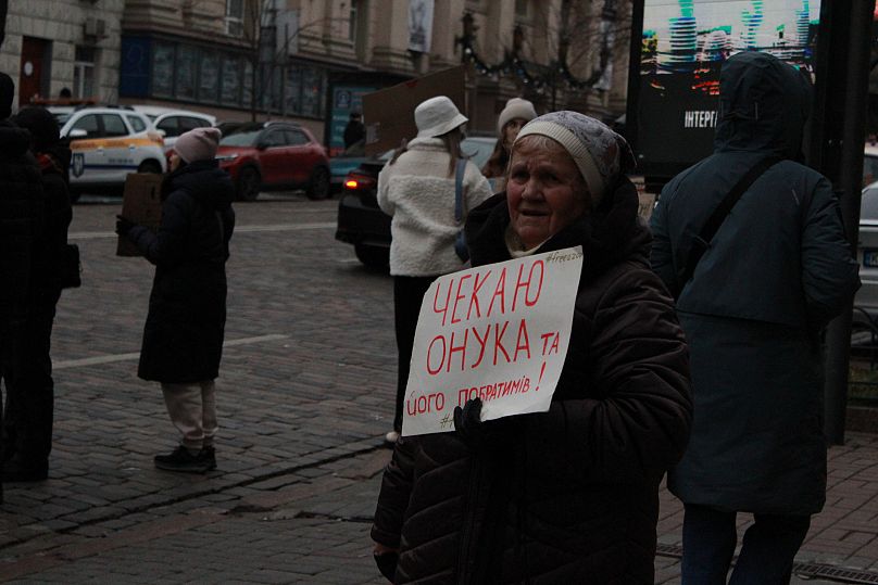 Bannière « En attendant mon petit-fils de captivité » lors du rassemblement de soutien aux prisonniers de guerre ukrainiens, Kiev, 22 décembre 2024