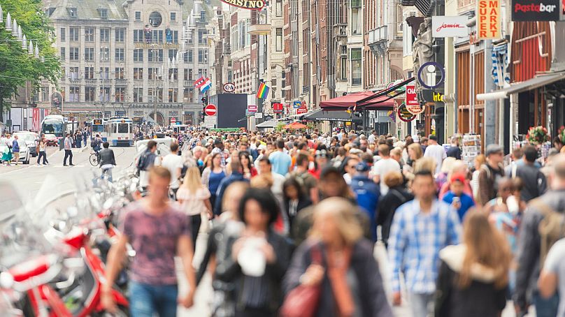 La Damrak Road d'Amsterdam est bondée de touristes