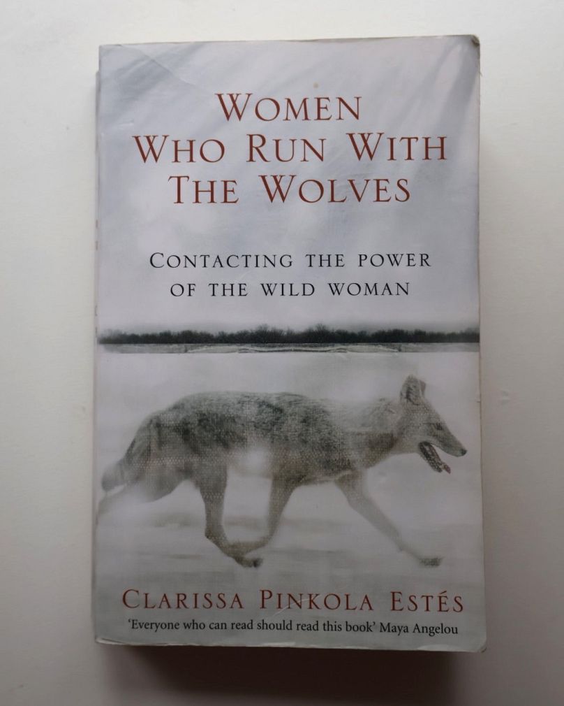 Femmes qui courent avec les loups de Clarissas Pinkola Estés, cantadora, gardienne des vieilles histoires de la tradition latino. 