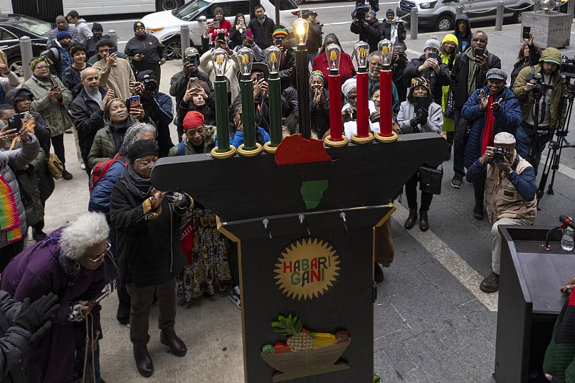 Rassemblement lors de l'éclairage du premier kinara le premier jour des célébrations de Kwanzaa sur le terrain de l'hôtel de ville de Philadelphie - 26 décembre 2023