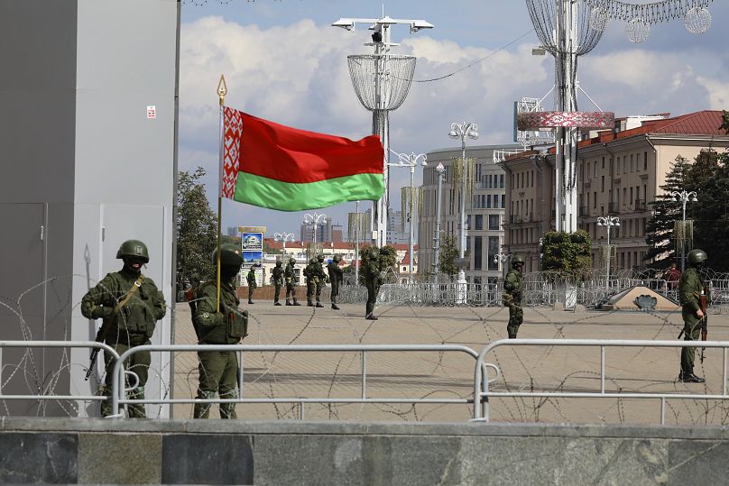 Les troupes du ministère biélorusse de l'Intérieur bloquent une zone pour empêcher les partisans de l'opposition de protester contre les résultats de l'élection présidentielle à Minsk, le 13 septembre 2020.