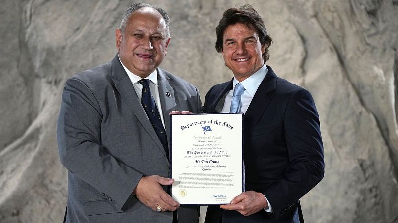 Tom Cruise, à droite, reçoit un prix de service public distingué de la Marine des mains du secrétaire américain à la Marine, Carlos Del Toro - 17 décembre 2024