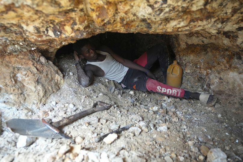 Un travailleur se repose sur un site illégal d’extraction de lithium à Paseli, dans le centre-nord du Nigeria, le mardi 5 novembre 2024. (AP Photo/Sunday Alamba)