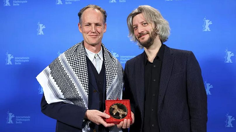 Guillaume Cailleau et Ben Russell posent avec le Prix Encounters du meilleur film pour 