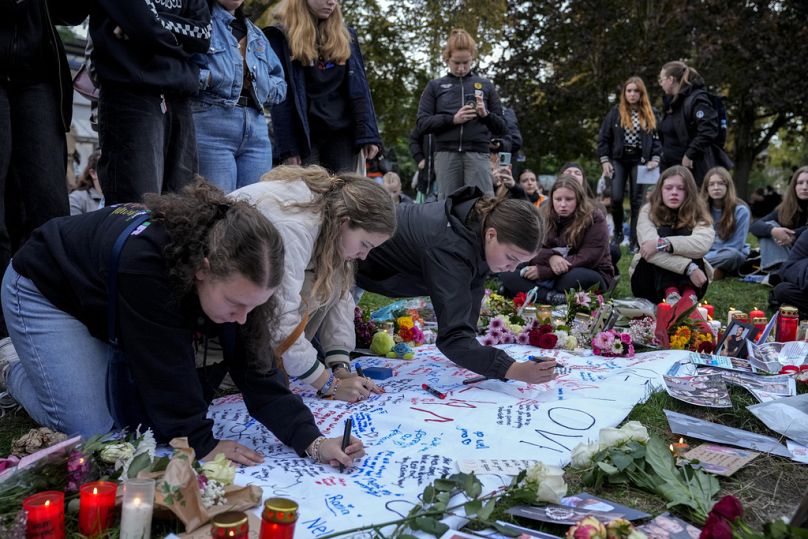 Des fans se rassemblent pour rendre hommage au regretté chanteur britannique Liam Payne, ancien membre du groupe pop britannique One Direction, au parc Treptower à Berlin, en Allemagne, le dimanche 20 octobre 2024.