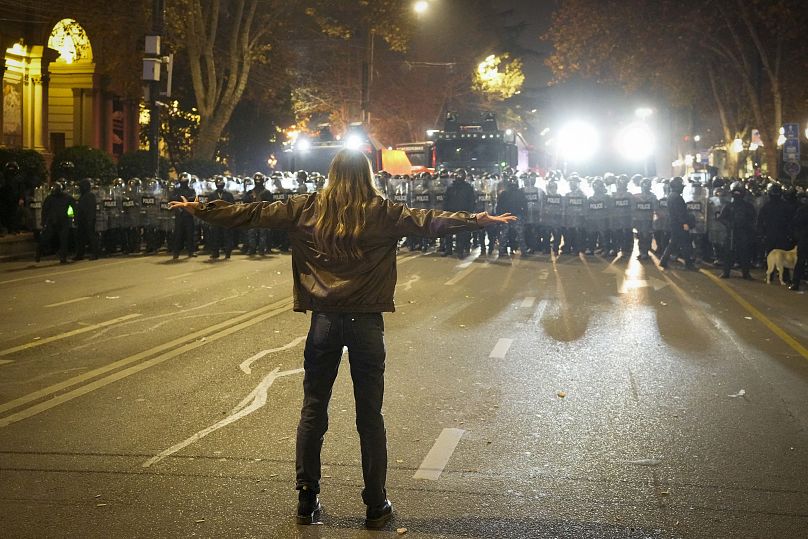 La police bloque une rue lors d'une manifestation contre la décision de suspendre les négociations européennes à Tbilissi, le 7 décembre 2024.