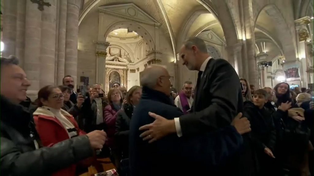 King Felipe VI greets the families of the victims of the DANA