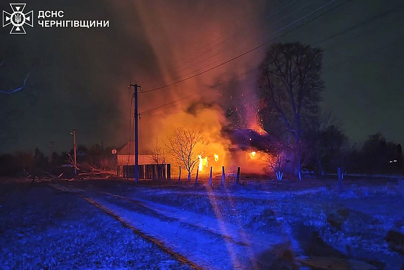 Des bâtiments en feu sont visibles sur le site d'une attaque de drone russe dans la région de Tchernihiv, le 13 décembre 2024.