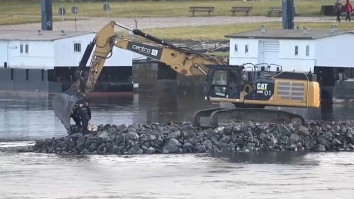 Bomb was discovered during the demolition of the partially collapsed Carola Bridge in Dresden.