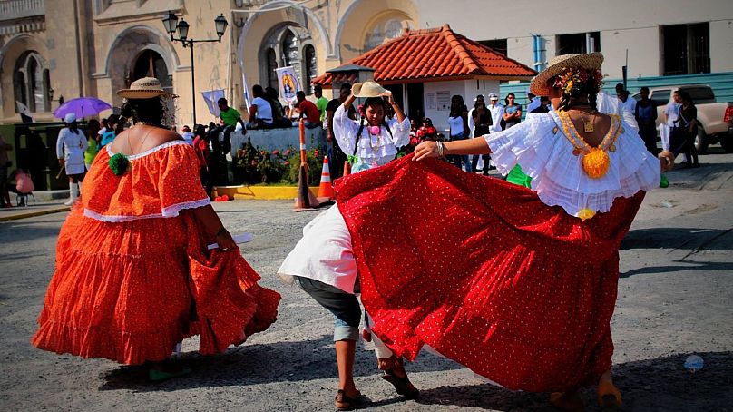 Danses traditionnelles à Panama City lors d'un voyage en auto-stop en solo à travers quatorze pays d'Amérique latine