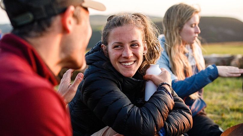 Lewicka célèbre après avoir terminé un défi de natation en mer et de semi-marathon dans le parc national d'Exmoor, au Royaume-Uni