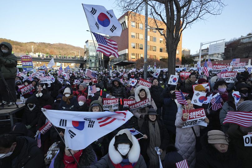 Les partisans du président sud-coréen destitué Yoon Suk Yeol organisent un rassemblement pour s'opposer à un tribunal ayant émis un mandat d'arrêt contre lui à Séoul, le 3 janvier 2025.